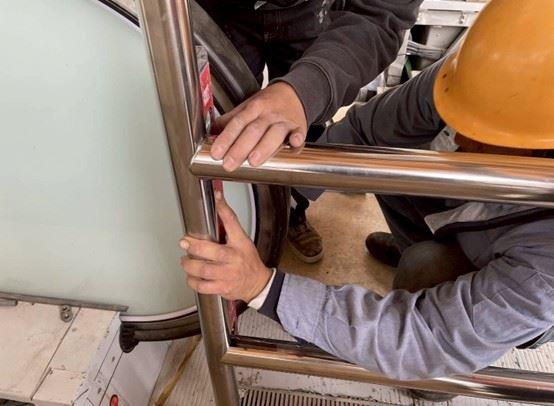 G11站3-4號電扶梯隔離欄杆安裝作業