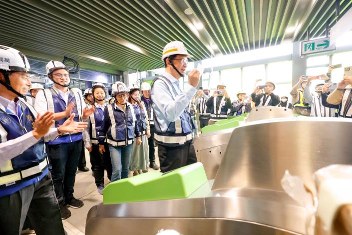 市長抵達G13站感應進入活動現場