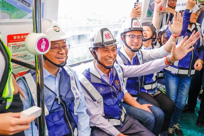 市長與來賓乘坐列車進行測試及開放有獎徵答
