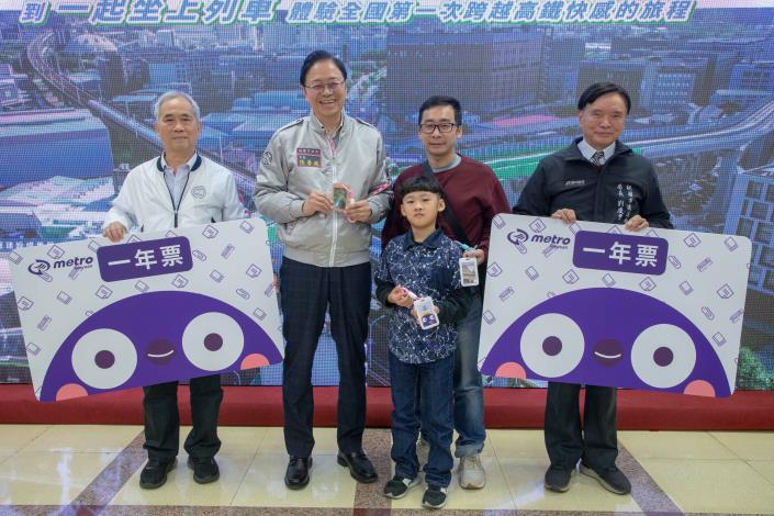 市長與桃園捷運公司董事長實現小朋友聖誕願望2