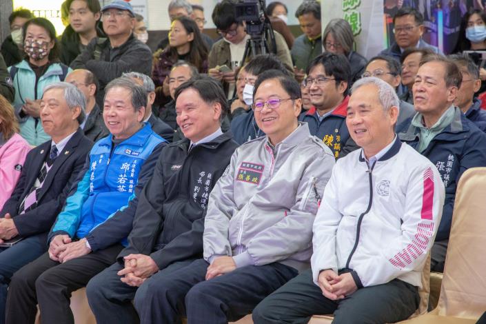 市長與貴賓聽取說明