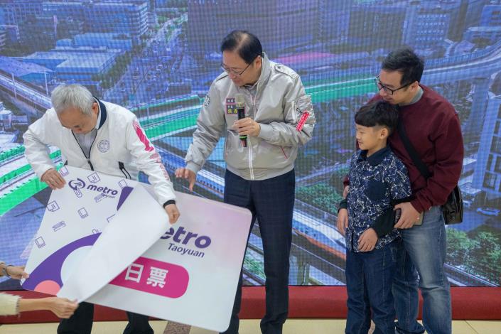 市長與桃園捷運公司董事長實現小朋友聖誕願望