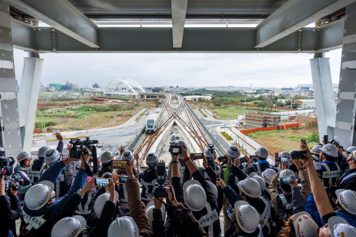 圖4  桃市府團隊與捷工局同仁正在與行駛中的列車揮手致意