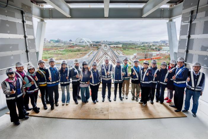 圖2  張善政市長與桃議員們與行駛中的列車合影