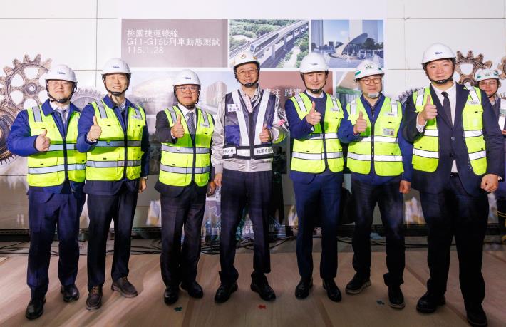 圖3  張善政市長（中間）與桃園綠線列車製造團隊韓商現代樂鐵團隊合影，左三為韓商現代樂鐵韓國總公司鐵道事業部本趙逸衍本部長