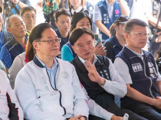 市長觀看影片