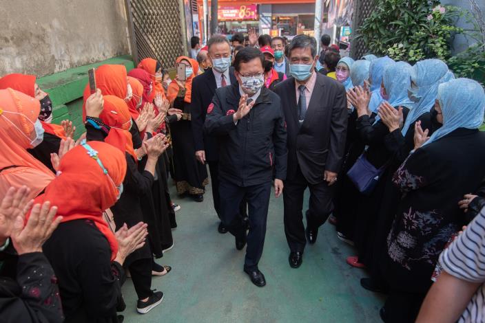 Mayor Cheng waved to the Muslims