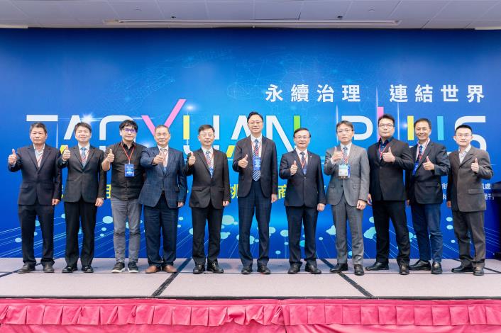 Picture of Mayor Chang with experts and corporate representatives