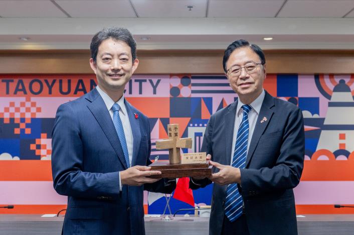 Mayor Chang presented Governor Kumagai with a Daxi woodcraft, the “Eternal Friendship Luban Lock,” symbolizing the steadfast friendship between Taoyuan and Chiba.