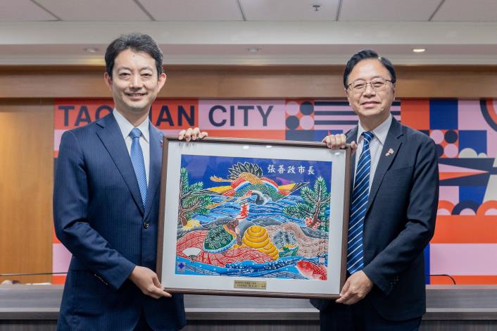 Governor Kumagai reciprocated by gifting Mayor Chang with a Chiba Prefecture indigo dyeing artwork, intricately colorful, conveying blessings for prosperity and success in Taoyuan City