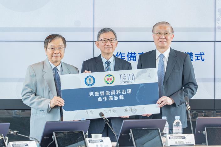 Deputy Mayor Wang representing the city government, signed the “Human Biobank” memorandum of cooperation with Academia Sinica and the Taiwan Society for Biopreservation and Biobanking.