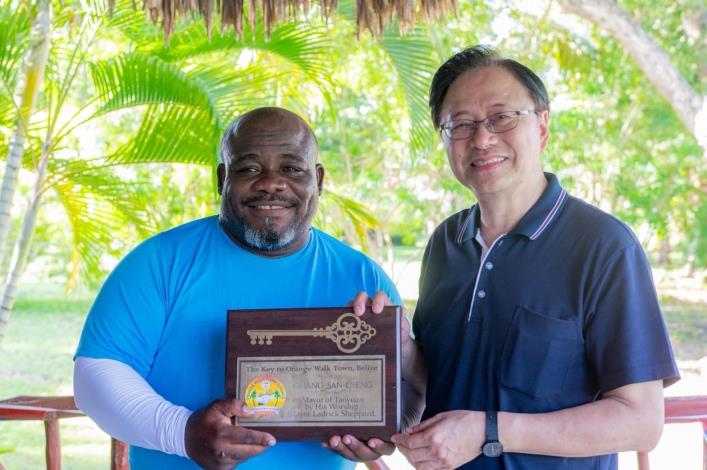 Orange Walk Mayor Ladrick Sheppard presents Mayor Chang San-Cheng with the key to the city.