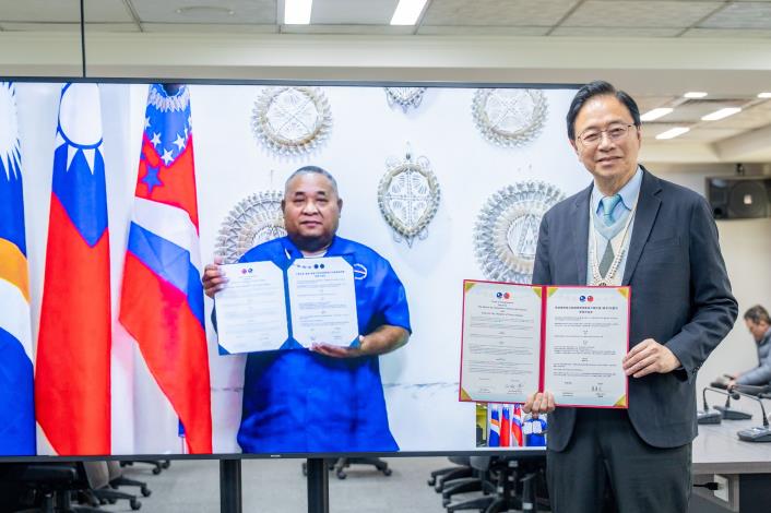 Mayor Chang with the Mayor of Aur Atoll