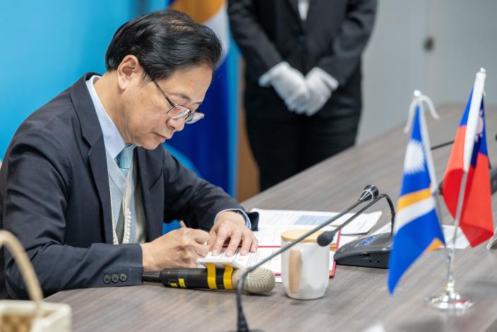 Mayor Chang signs the sister city agreement
