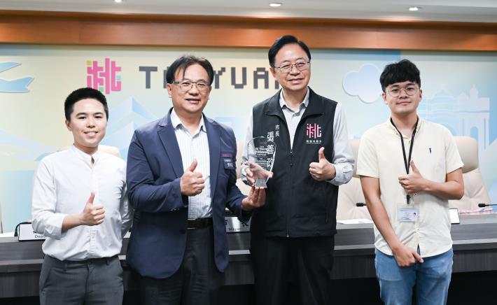 Mayor Chang commends Director-General Chang Hsin-Fu and his team at the Department of Transportation for their outstanding achievements in the field of smart transportation.