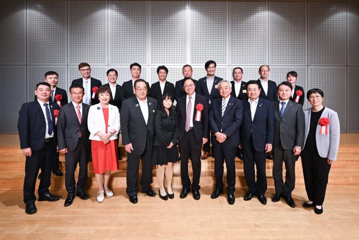 After the signing ceremony, Mayor Chang held a roundtable discussion with 13 mayors and deputy mayors from cities across Miyagi Prefecture.
