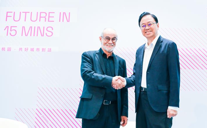 Mayor Chang exchanges views with Prof. Carlos Moreno on the opportunities and challenges of implementing the “15-minute city” model in Taoyuan.