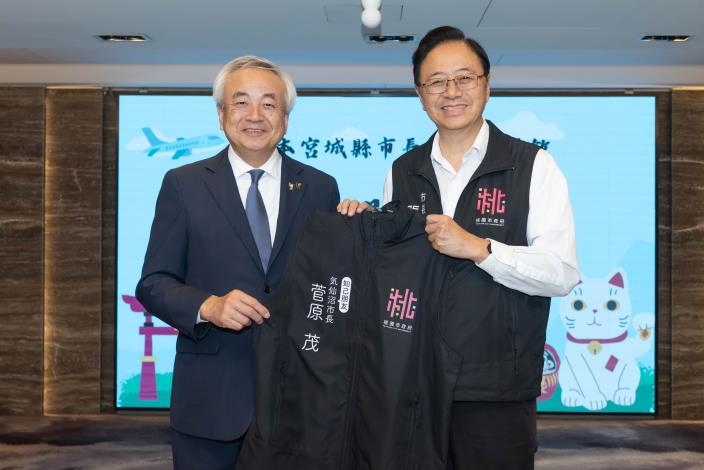Mayor Chang presents commemorative gifts to the visiting delegation from Miyagi