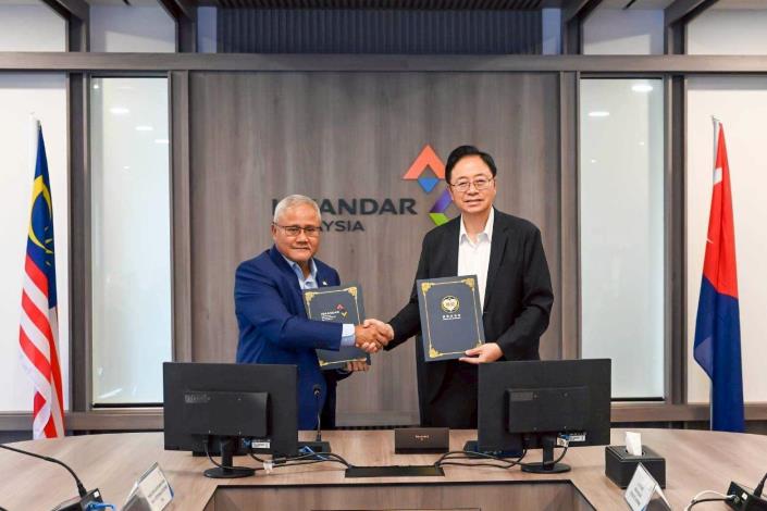 Mayor Chang signs an MOU with Iskandar Malaysia.