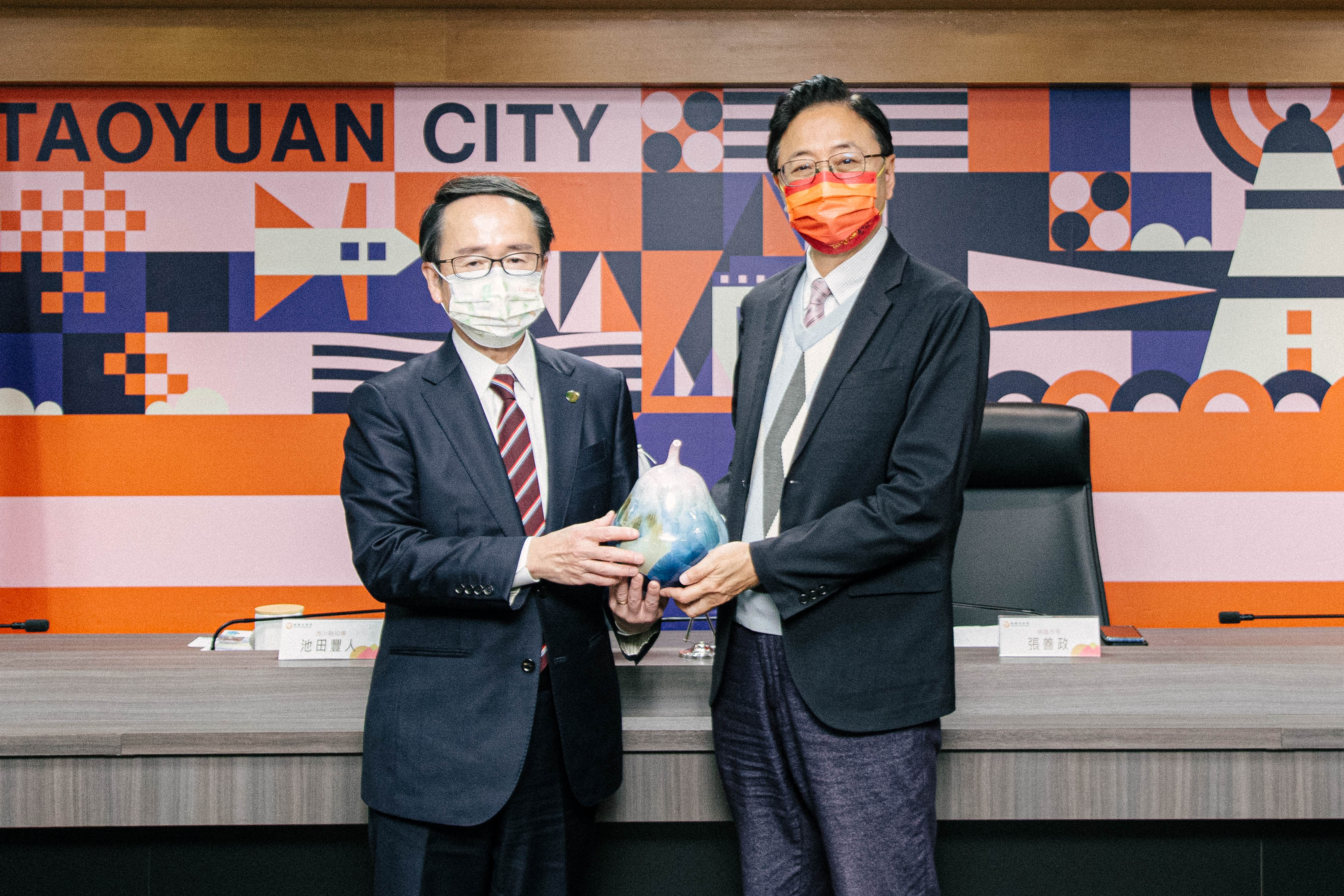 Mayor Chang presented a gourd vase with crystallized mountains and rivers to Governor Toyohito Ikeda of Kagawa Prefecture, Japan