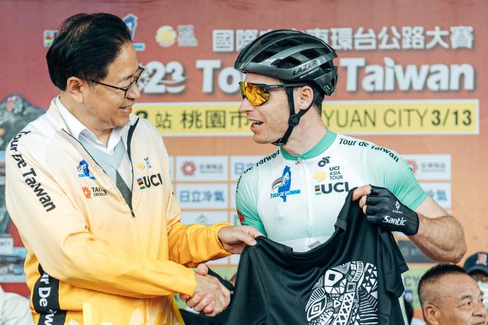 Mayor Chang encourages the riders to push their limits and achieve outstanding results