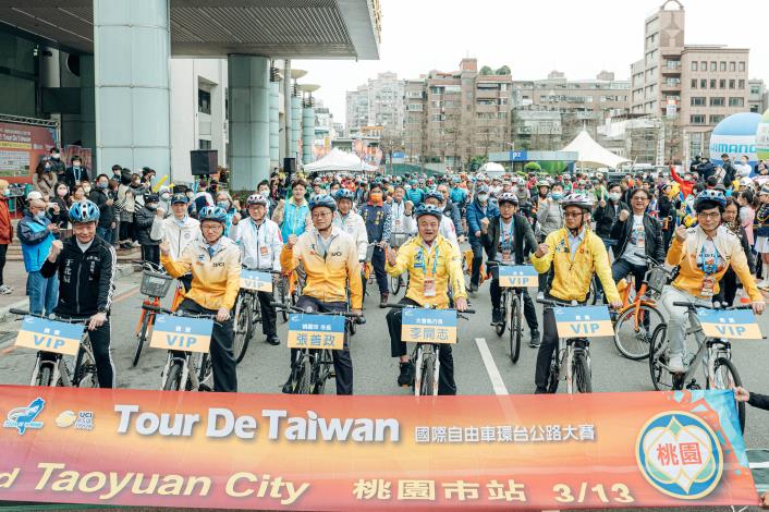 Group photo of Mayor Chang and guests leading the ride