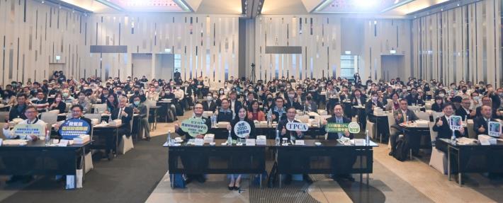 Mayor Chang encourages companies to embrace low-carbon transformation