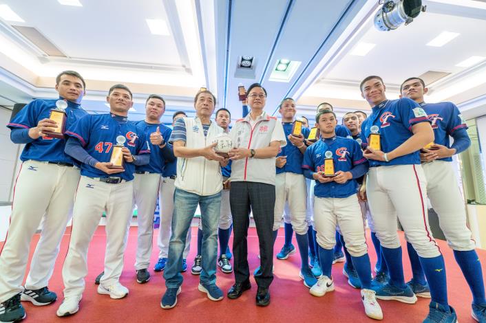 Mayor takes a group photo with players from the “2023 U18 Baseball World Cup.” 