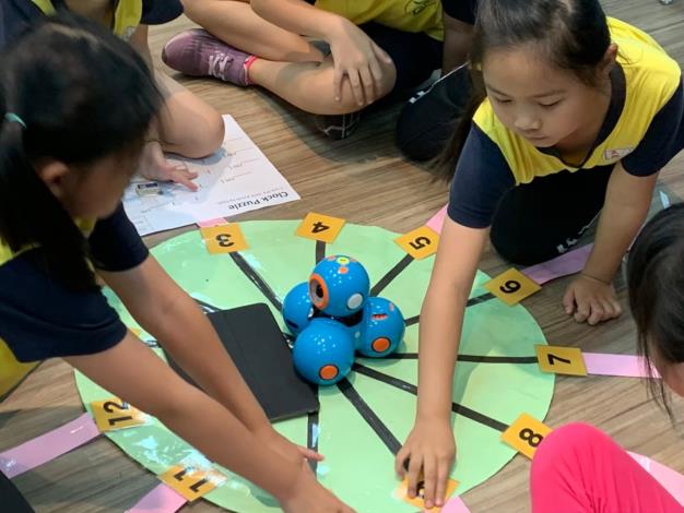 Grant dash dot robots to encourage innovative teaching