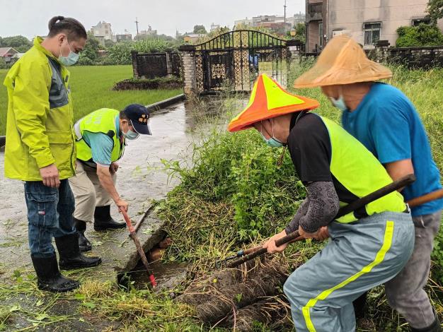 Volunteers in Yangmei District assist in Post-disaster cleanup 