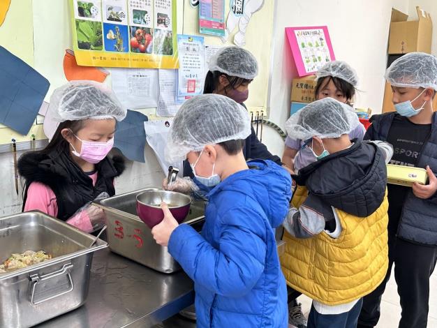 Free school lunch will be provided in Taoyuan public elementary and junior high schools starting from 2023 - students pick up dishes