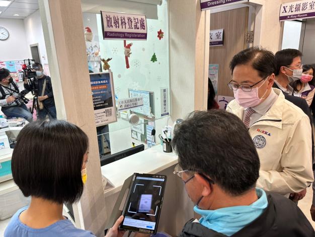 Mayor inspects the QR Code for lung screening