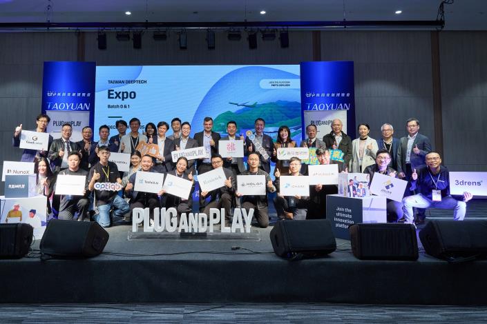 Plug and Play Taiwan Taoyuan Deeptech Expo 貴賓及新創團隊共同合影