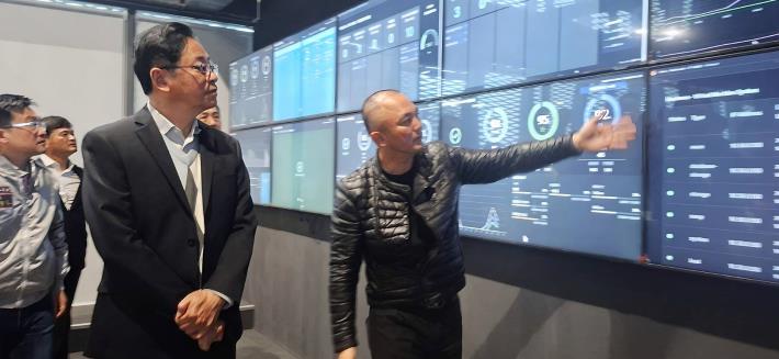 圖4_市長聆聽智慧物流戰情室說明