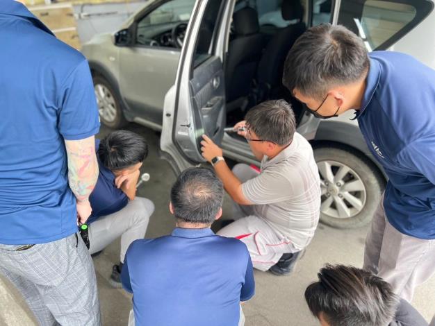 學員針對汽車構造鑑別進行受訓