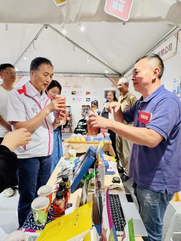 桃園市政府經濟發展局局長張誠走訪「桃金好禮好店專區」，與業者交流產品特色及品牌01