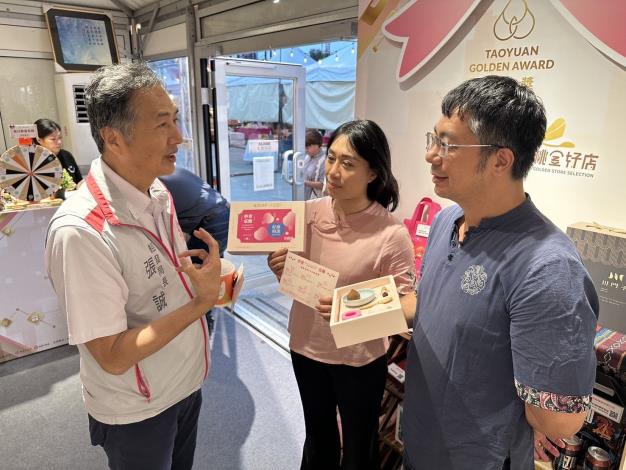 桃園市政府經濟發展局局長張誠走訪「桃金好禮好店專區」，與業者交流產品特色及品牌02