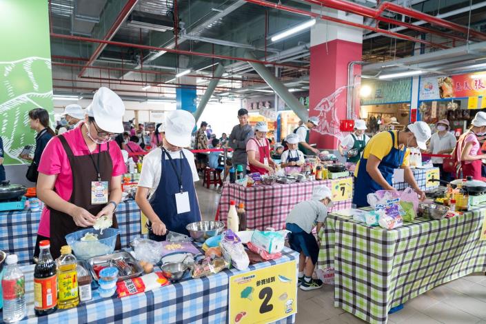 「好市小廚神」活動為桃園首次在傳統市場的場域內辦理親子料理競賽，總共辦理6個場次，今天新永和市場最終戰的10組參賽隊伍為前5場次前兩名優勝組別，競爭格外激烈。