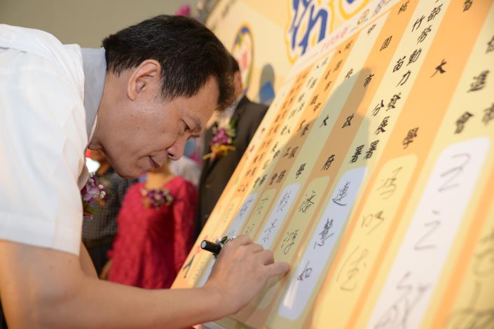 勞動局潘鴻麟局長簽署合作意向書