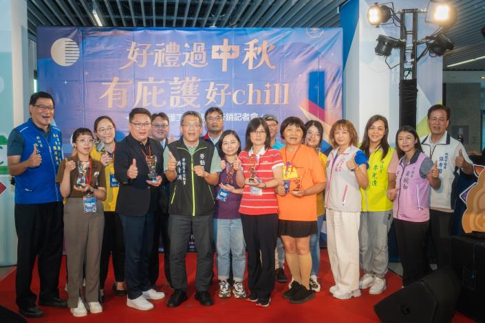 桃園市庇護工場中秋節行銷記者會-授獎人合照