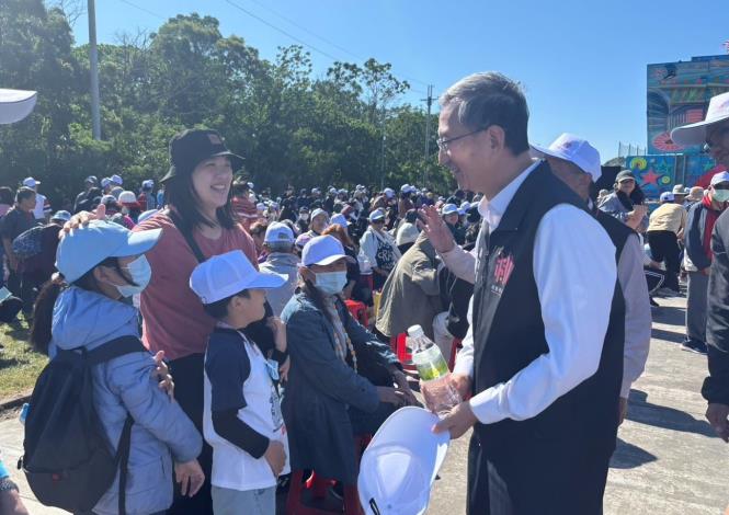 王副市長與勞工致意