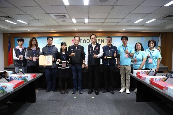 桃園市政府獲獎機關與市長合影