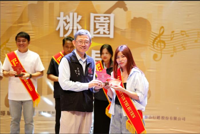 王副市長頒獎予優良外國人