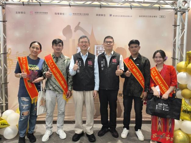王副市長同115年優良外國人合照