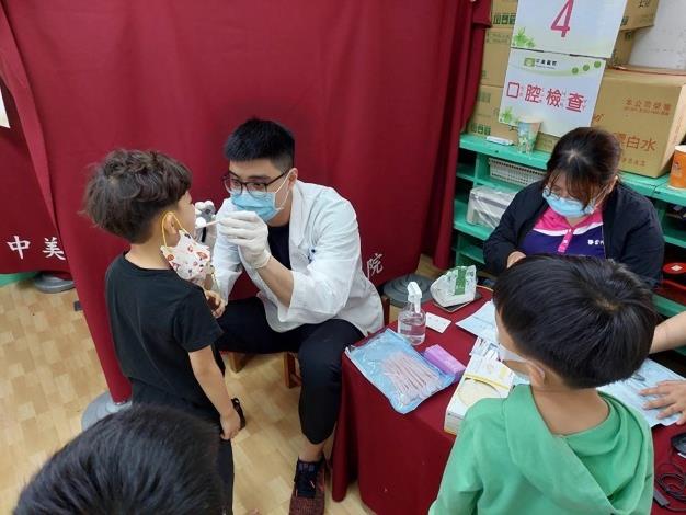 結合專業牙醫師主動入校，執行兒童口腔預防保健服務