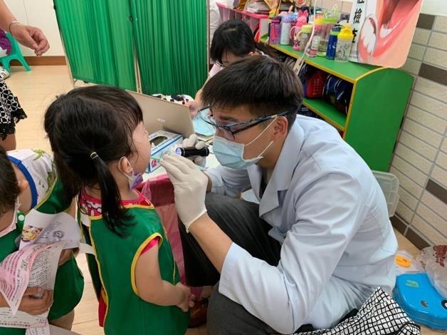 結合專業牙醫師主動入校，執行兒童口腔預防保健服務