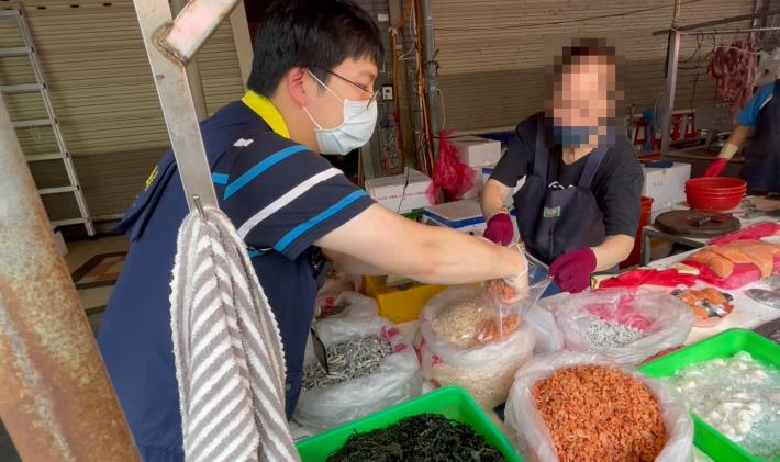 衛生局至市場攤商抽驗蝦米