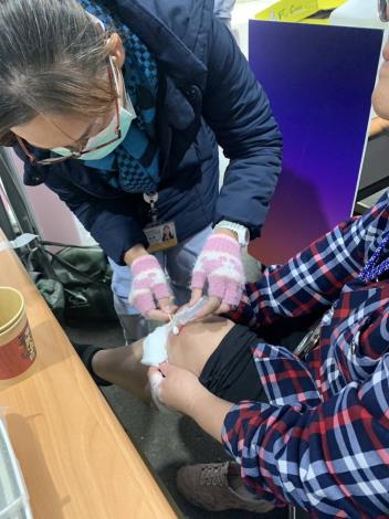 救護站人員幫助民眾處置傷口