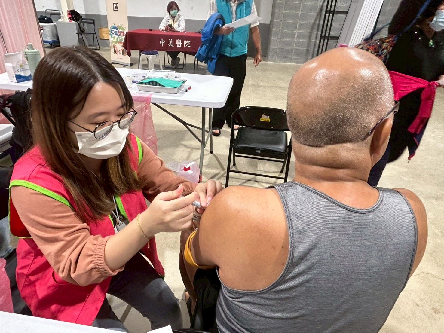 接種站系列照片共2張,第1張