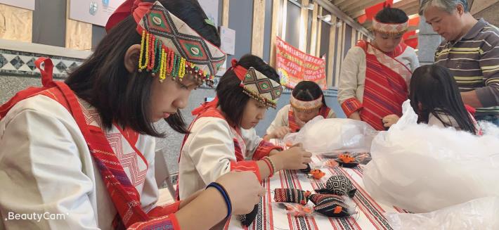 百吉國小-學生學習製作泰雅族傳統服飾品